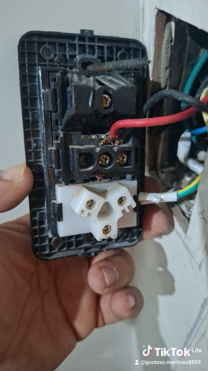 Electricista, Pintor, Técnico en refrigeración, Técnico electrónico, Colocación de cerámicos en Morón — trabajo 3