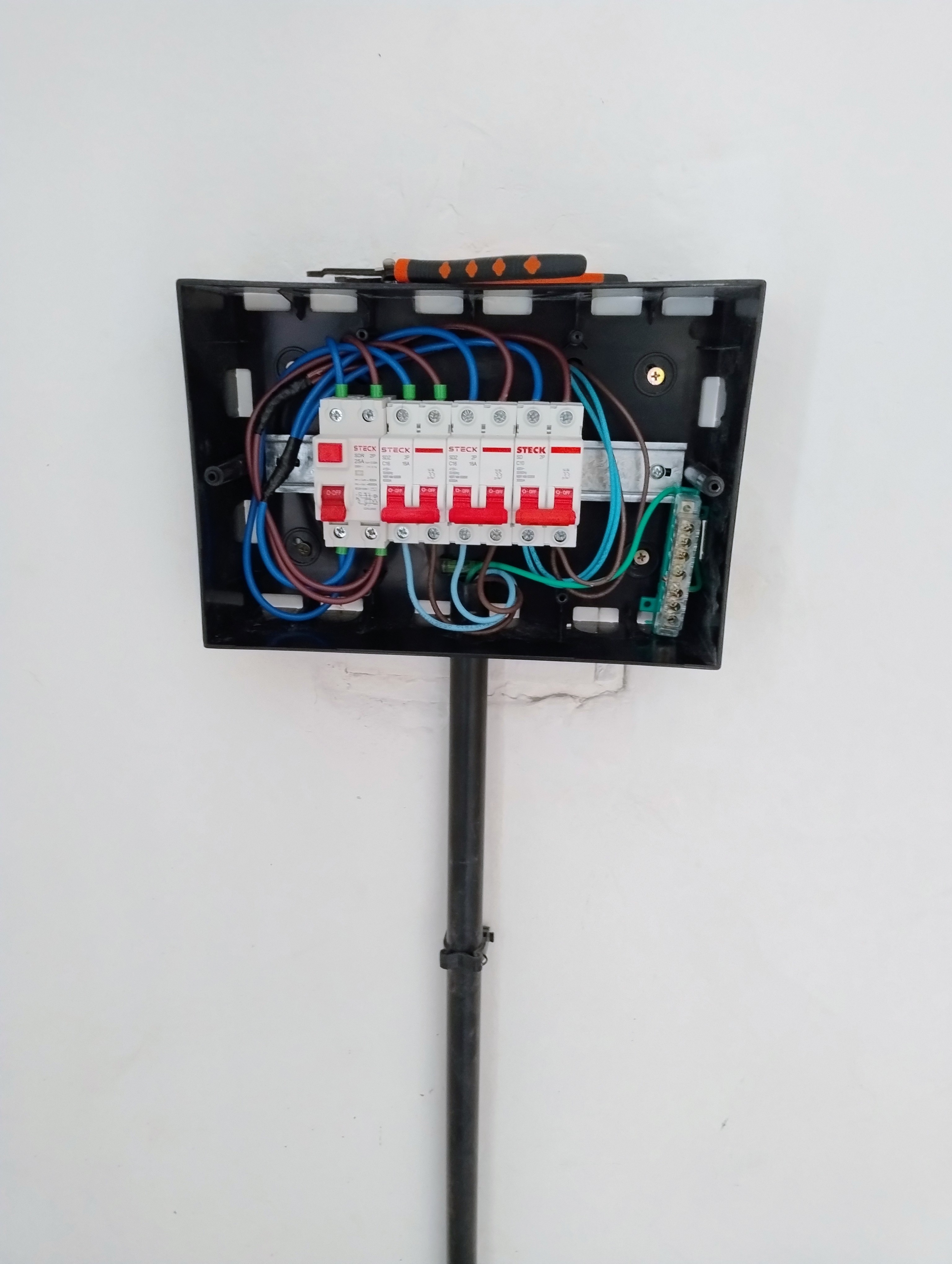 Electricista, Herrero, Colocador de durlock, Técnico en refrigeración, Técnico en lavarropas, Técnico en heladeras, Reparación de aires acondicionados, Mantenimiento de aires acondicionados en Córdoba capital — trabajo 6