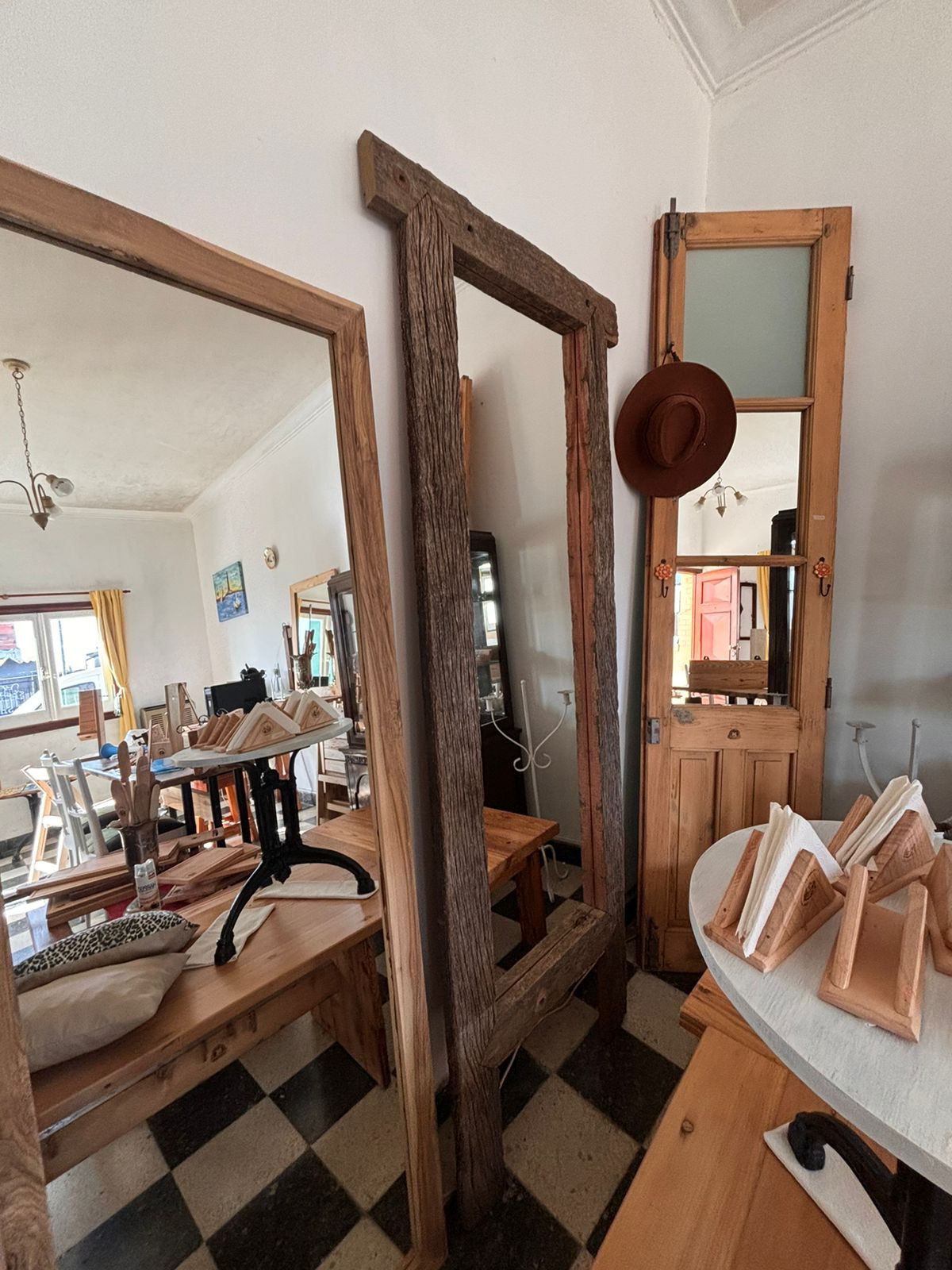 Tapicero en calle 26 nro 2745 Necochea entre 55 y 57  — trabajo 4