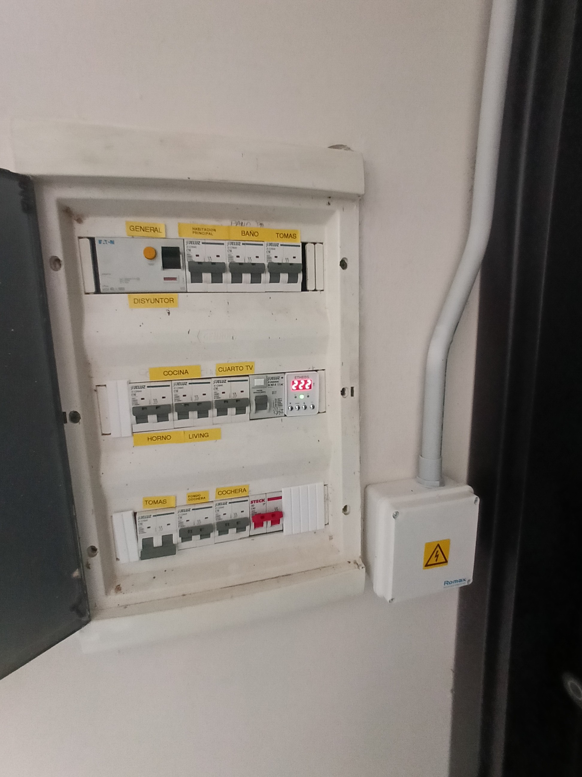 Electricista, Técnico electricista del hogar, Técnico en refrigeración, Instalador de aire acondicionado, Instalador de cámaras en Córdoba — trabajo 6
