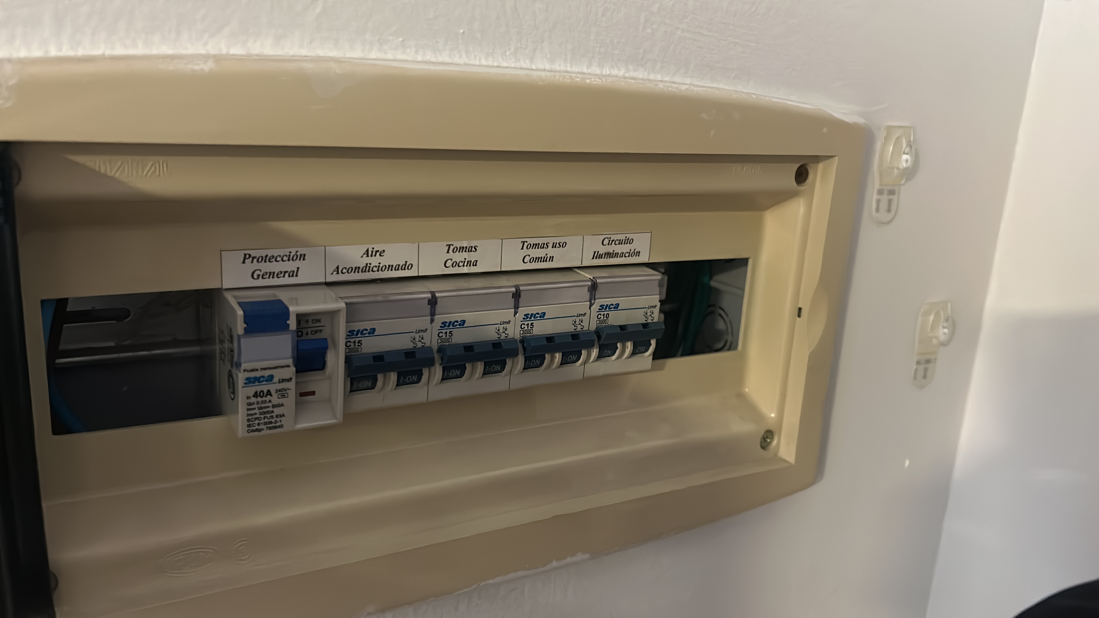 Electricista, Armado de muebles, Reparaciones generales, Mantenimiento del hogar, Colocación de cortinas / barrales, Mantenimiento de oficinas en Belgrano — trabajo 6